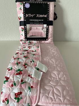 Betsey Johnson 199165021606 3 Piece Set Reversible Queen Quilt Valentines Hearts Cherries New