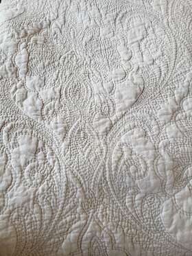 H216076 Casa Zeta-jones Reversible King Cotton Coverlet With Scalloped Edge Beige/white