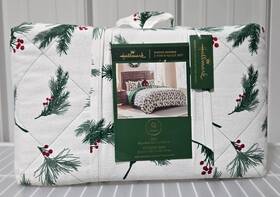 Hallmark 735732641572 Winter Berries 3 Pc Queen Size 88 Inch X 92 Quilt Set With 2 Standard Shams