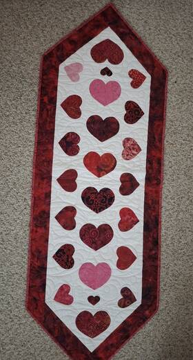 Hoftr2262 Homemade Hearts Of Flutter Table Runner