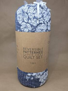 136768 Ienjoy Home New King/cal King Super Soft Reversible Navy Blue Floral 1 Quilt 2 Shams Set