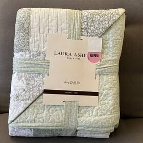 Laura Ashley 883893950382 Celina Patchwork Unwashed. King Size Quilt And Sham Set. Green. New