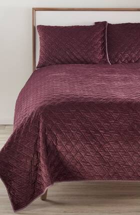 165853 Nordstrom At Home 439075345479 Karlina Geometric Burgundy Quilt Size Queen