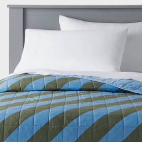 91652476 Pillowfort Twin Striped Kidsft Quilt Blue/green -