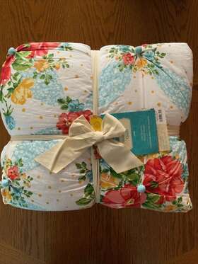 Pioneer Woman 041808963401 The Vintage Floral Quilt Full/queen Chic Pintuck Design New