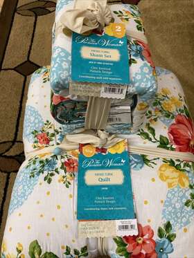 Pioneer Woman 041808963418 The King Quilt 2 Sham Set Vintage Floral Chic Knotted Pintuck