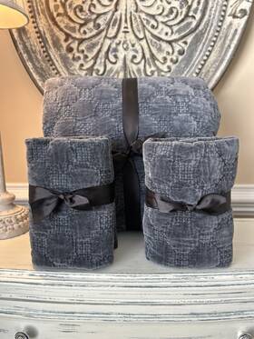 1455403 Pottery Barn Velvet Lattice Handcrafted F/q Quilt And Euro Shams 2 Cobalt Read