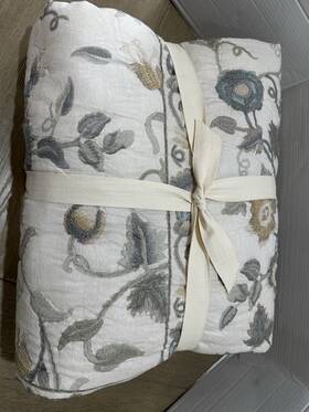 1577372 Pottery Barn Tessa Embroidered Quilt King Cal Blue Multi Floral Read Descri
