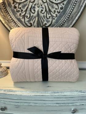 1894538 Pottery Barn Heirloom Scallop Full/queen Quilt Blush Pre-owned Read