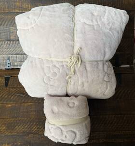 245178 Pottery Barn Hello Kitty Magical Faux Fur Quilt Twin/ Xl Blush W Std Sham Read