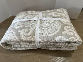 2496512 Pottery Barn Deepika Padukone Handcrafted Full Queen Quilt Ikat