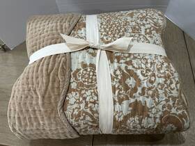 2565818 Pottery Barn Velvet Reversible Scallop Quilt King Cal Bronze Imperfect