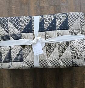 295875 Pottery Barn Sawyer Hancrafted Reversible King Quilt New