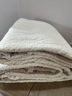 3400270 Pottery Barn Cross Stitch Velvet Quilt King Cal Ivory