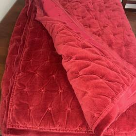 3499067 Pottery Barn Excellent Condition Red Velvet Tufted King Quilt