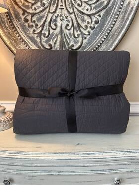 5629230 Pottery Barn Heirloom Scallop King/cal. King Quilt Charcoal Flaw Used Read