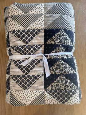 6133166 Pottery Barn Sawyer Handcrafted Applique Reversible Quilt Black King
