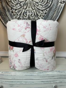 630299 Pottery Barn Loveshackfancy Floral Bow Patchwork Embroidered King/cal. K Quilt