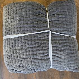 7467052 Pottery Barn Velvet Scallop Edge Reversible Quilt King Stormy Blue