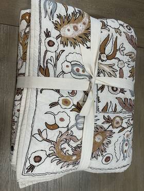 7733621 Pottery Barn Calista Floral Embroidery Quilt Beige King Cal