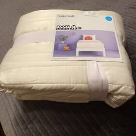 060-15-1825 Room Essentials Satin Quilt - Twin/twin Extra Long Ivory Brand New