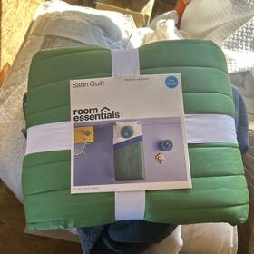 Room Essentials 085239612309 Satin Quilt Green Twin/twin Xl Size