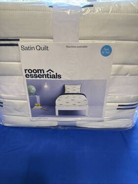 89195643 Room Essentials White Twin And Xl Satin Quilt New In Package