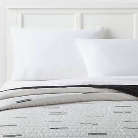 89195648 Room Essentials Full/queen Satin Quilt White/black - Midweight Sateen