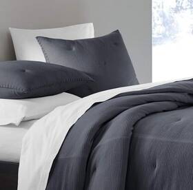 80042813 Sonoma Ed Ellen Degeneres Deep Blue Quilt Twin Nwt 129.99 80042813 Sonoma Ed Ellen Degeneres Deep Blue Quilt Twin Nwt 129.99