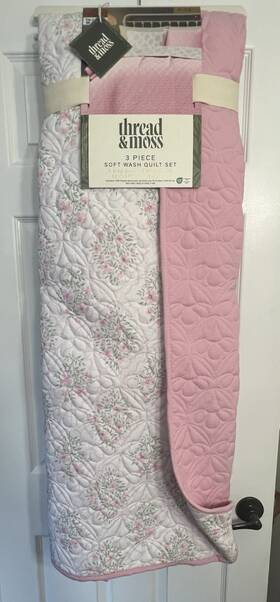 184-10834 Thread & Moss And King Reversible Quilted 3-piece Quilt Set Pink White Floral 184-10834 Thread & Moss And King Reversible Quilted 3-piece Quilt Set Pink White Floral