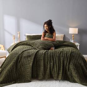Wonderful 014113205832 Luxury Velvet Quilt - Striped Channel Stitch Dark Green King