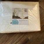 Nip Martha Stewart Flowering Trellis Ivory Twin Bedspread & Sham. Fixed Price $112.79.