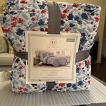 Modern Southern Home Reversible Full /queen Quilt 3PC Set. Fixed Price $40.00.